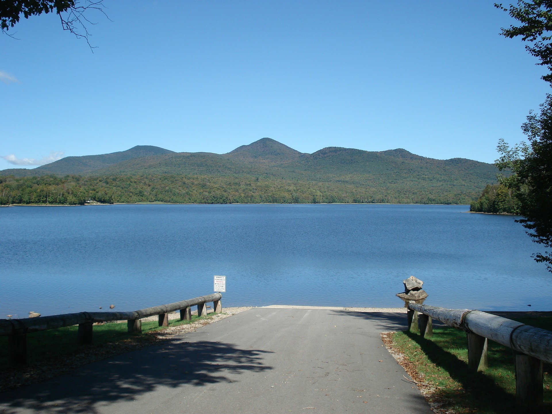 boat-landing-203778_1920